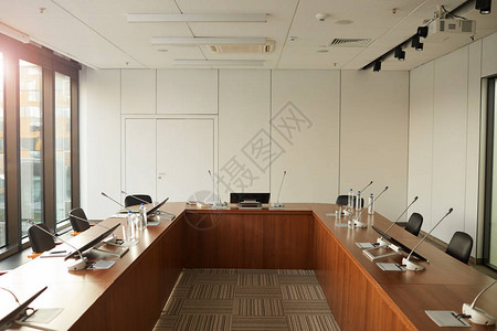 在办公大楼会议室厅配有显示器和麦克风的巨型桌式发言者用监视器图片