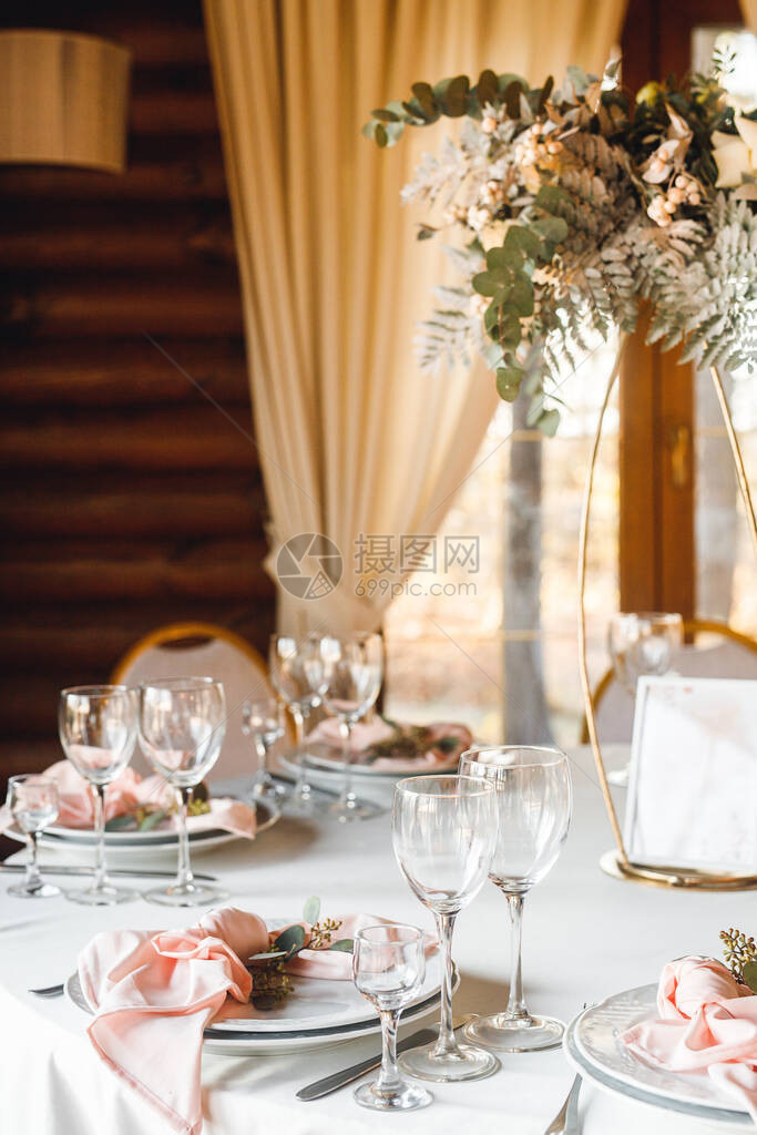 婚礼餐桌布置与空酒杯图片