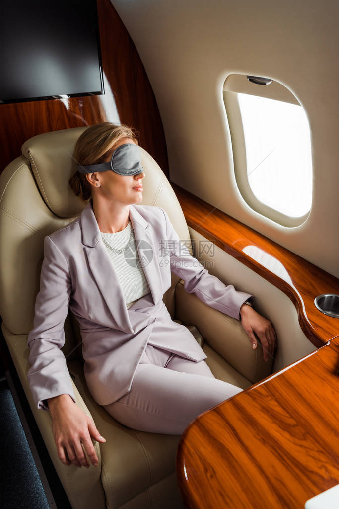 私人飞机在飞机窗边靠着飞机窗的睡图片