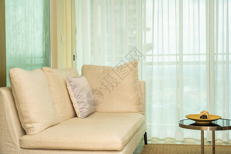 沙发装饰舒适的枕头客厅区域的灯光内饰图片