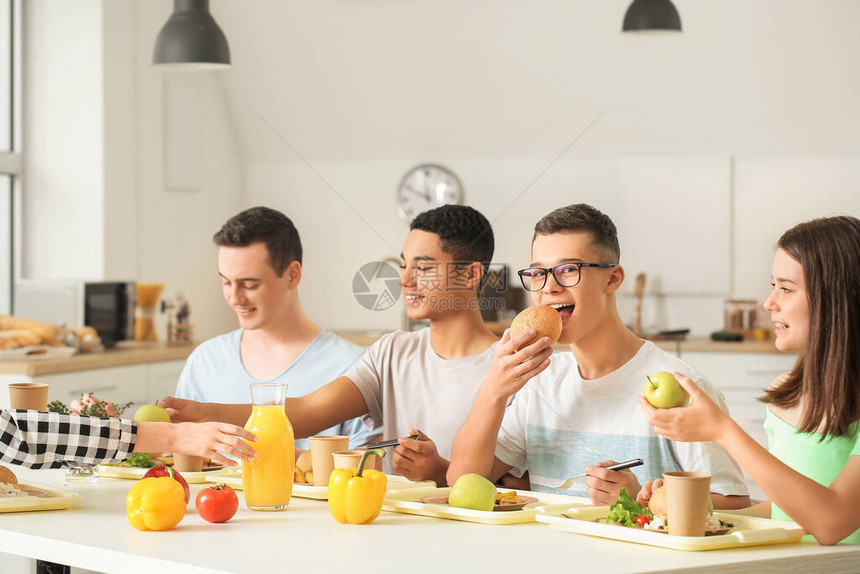 学生在学校食堂吃午饭图片