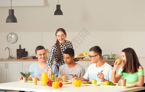 学生在学校食堂吃午饭图片