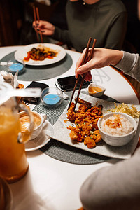 在餐馆吃饭的人手亲食作物图片