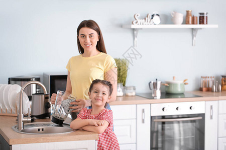 母亲和小女儿在厨房清洁搅拌机图片