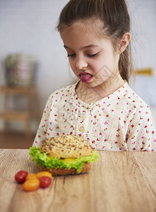恶心的小孩看健康三明治看着图片