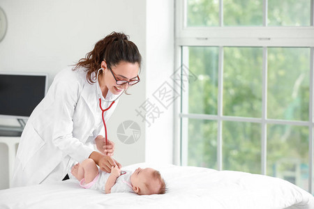 儿科医生在诊所检查小婴儿图片