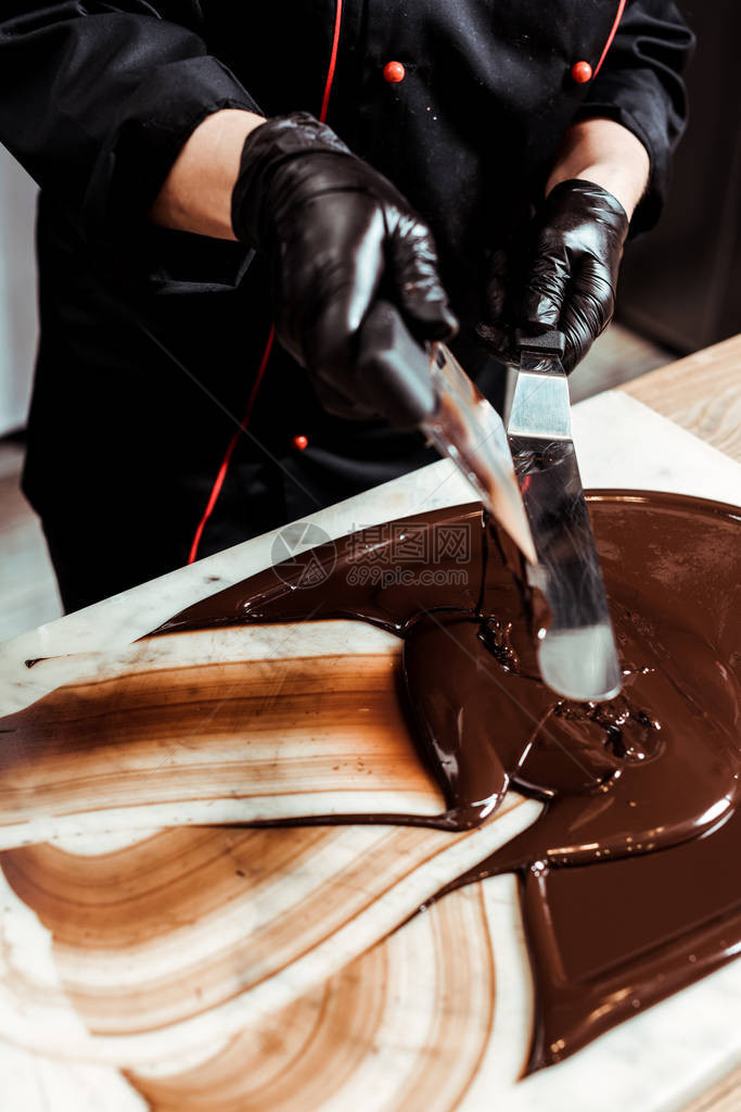 在表面熔化巧克力附近切碎的焦拉蒂埃chocoolatie图片