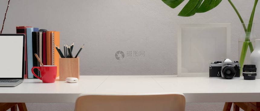 在白色桌上用椅子模拟笔记本电脑文具装饰书籍和复制空间的图片