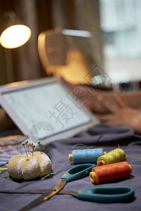 剪刀插针和彩色线条的剪刀插针和在车间桌布和背景中图片