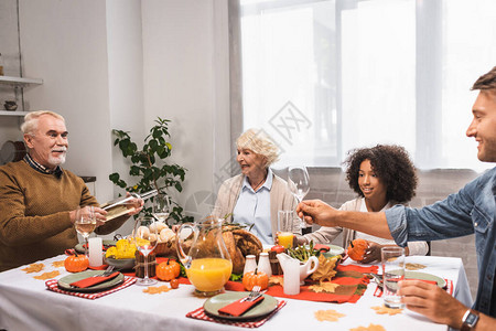 高年男子在与多文化家庭庆祝感恩节时图片