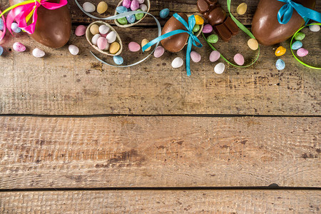 巧克力复活节鸡蛋和背景图片