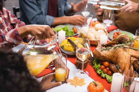 与多元文化家庭共进感恩节晚餐时图片