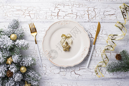 圣诞餐桌布置和金色装饰顶视图图片