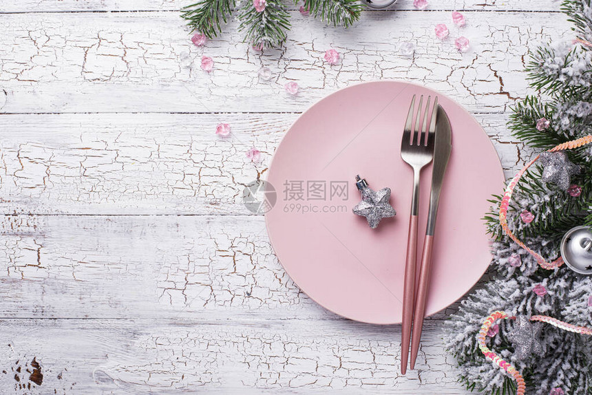 圣诞餐桌设置为粉红色顶视图图片
