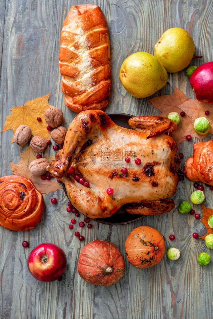 感恩节餐桌上的烤火鸡组合物图片