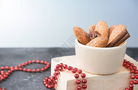 小碗里有肉桂和香肠的圣诞节饼干红珠节日烹饪和烘烤概念糖脆饼传统图片