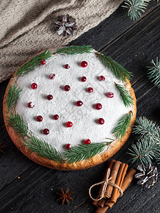 圣诞自制蛋糕放在木桌上图片