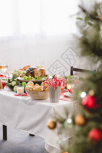 圣诞时餐桌上有美味火鸡玉米糖果和葡萄酒杯的板背景图片