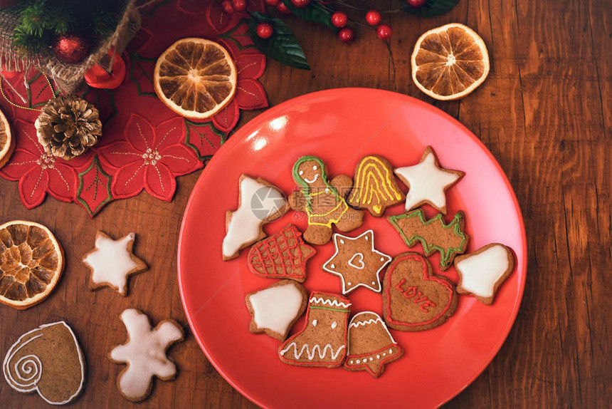 板的顶部视图与自制姜饼曲奇在旧仿古木桌上与圣诞复古装饰图片