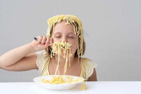 小女孩坐在桌边吃意大利图片