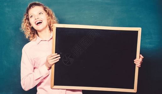 请公告概念写任务的地方快乐的学生女孩持有空白板黑板上的女老师复制空间这是你的背景图片