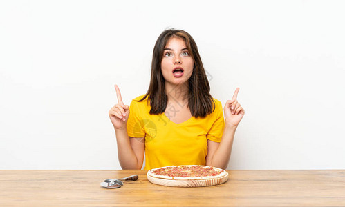 白种女孩带比萨饼用食指着食指图片
