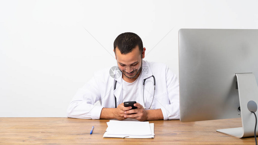 Colombian医生用手机图片