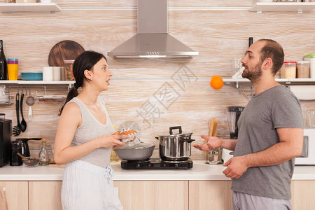 丈夫在厨房里玩橘子图片
