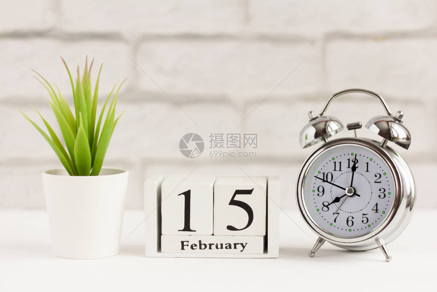 2月15日的木制日历浅色背景农钟和日历图片