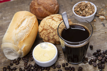 巴西传统的黑咖啡和法国面包巴图片