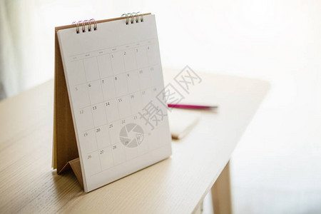 用笔和记本结束木制表背景的日历页商业规划任命会议概背景图片