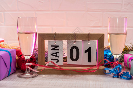 配有香槟眼镜和木制桌上新年装饰图片