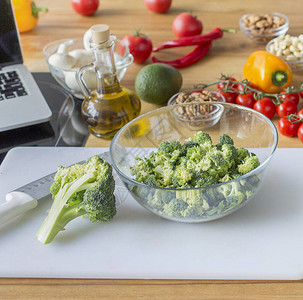 碗和其他新鲜蔬菜中的新鲜花椰菜笔记本电脑上的在线厨图片