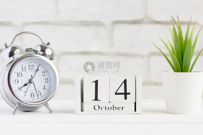 10月14日在敲闹钟旁边的木制日图片