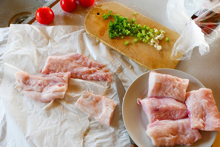 厨房用橄榄西红柿和大蒜为烤箱准备白鱼图片
