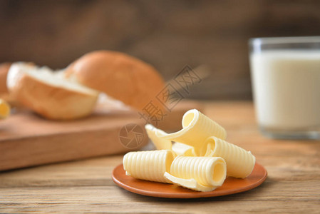 木桌上有新鲜黄油的盘子图片