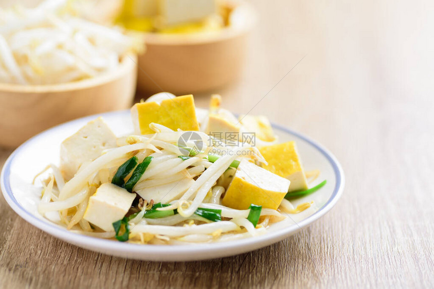 木桌上的豆腐炒绿豆芽亚洲素食图片