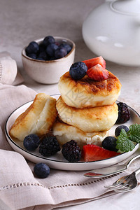 早餐用浆果自制凝乳煎饼背景图片