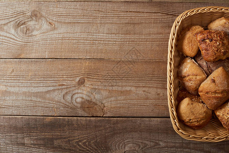 木板上鲜烤面包的螺旋图片