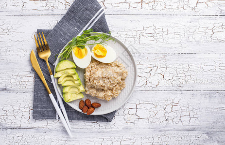 健康平衡的早餐阿沃卡多燕麦图片