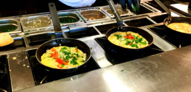 烹饪煎蛋和煎蛋饭店餐厅早餐自助图片