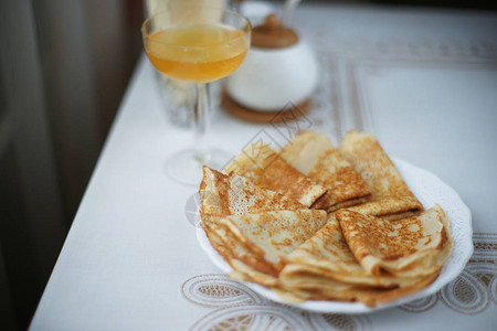 白盘上美味的俄罗斯煎饼餐巾纸图片