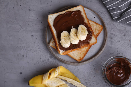 面包加巧克力糊和早餐用香蕉图片