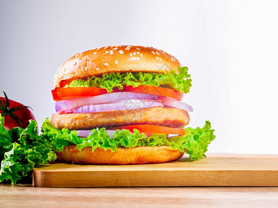 将肉和蔬菜分层的汉堡包这是西方人的食物此外背景图片