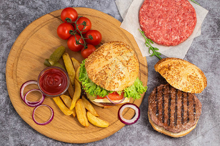 美味的烤肉家做了汉堡牛肉番茄奶酪图片