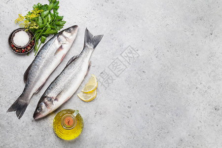 新鲜海石背景上含草药和香料的特质鱼顶端视图平面图片