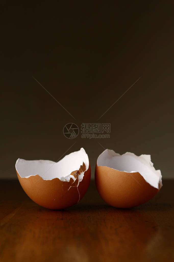 有机鸡蛋壳破裂的照片图片