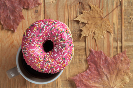 粉红甜圈咖啡杯和秋天树叶图片