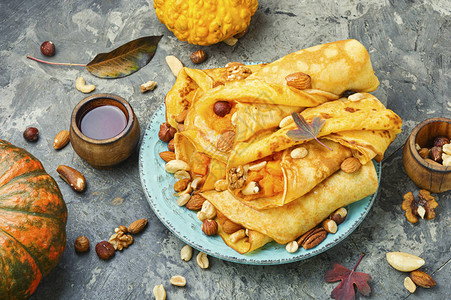 煎饼塞满南瓜和坚果秋季甜点图片