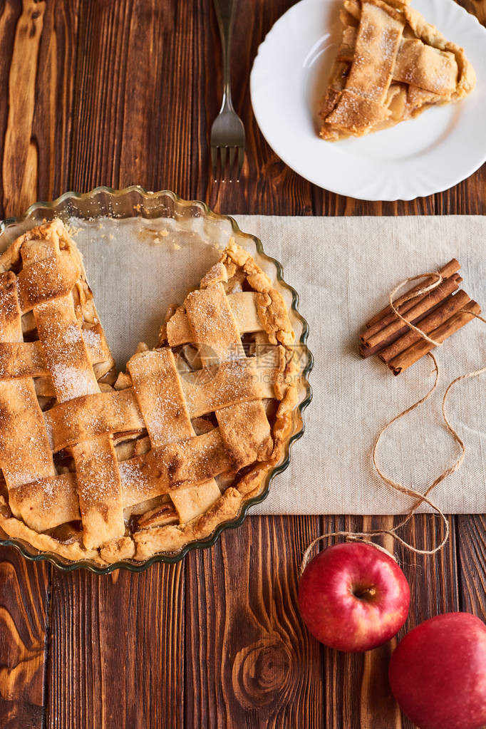 美味的自制苹果派美国派苹果肉桂盘子亚麻毛巾木制图片